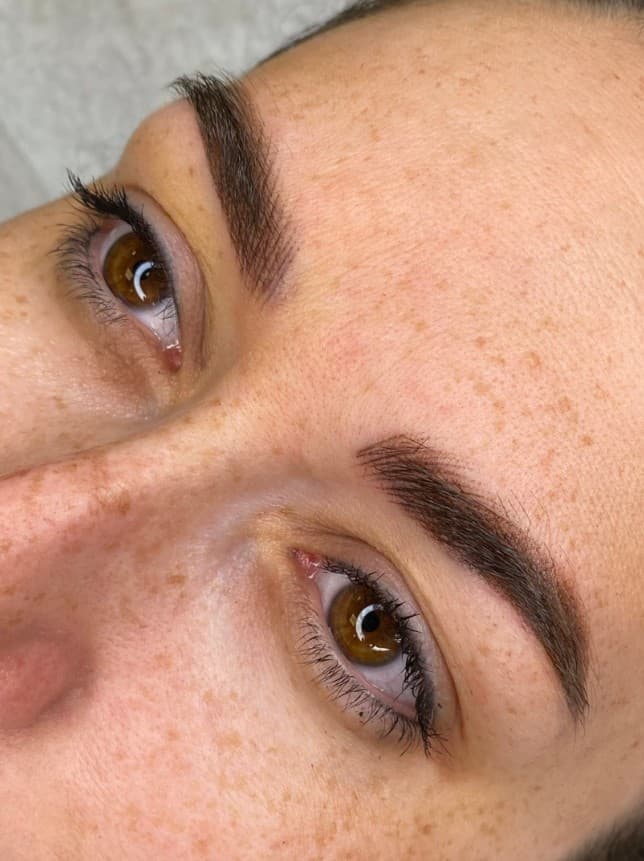 Hybrid Augenbrauen-Tätowierung